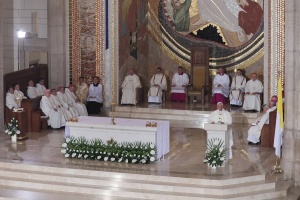 papież w centrum jana pawła drugiego